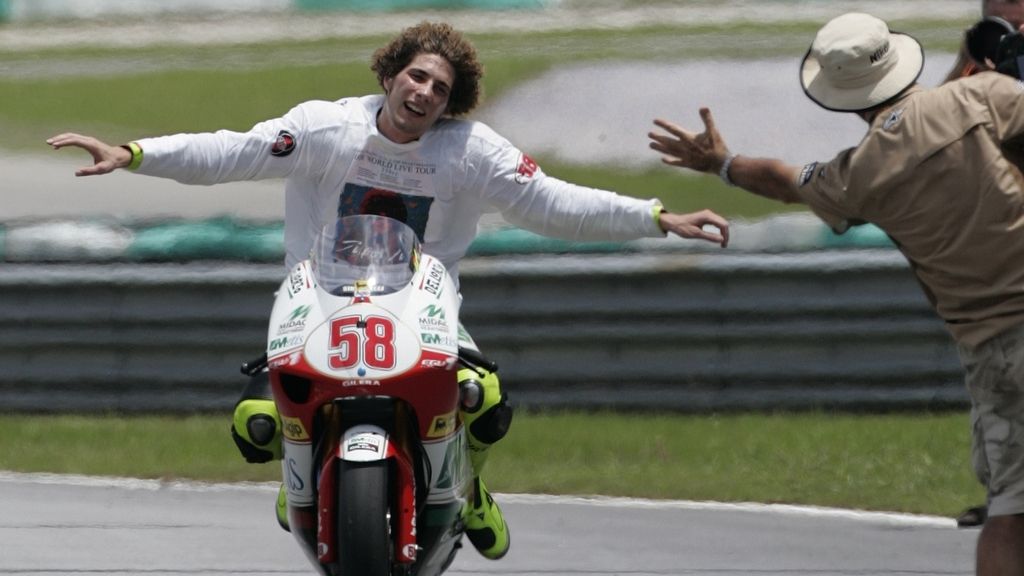 Simoncelli celebra el título mundial de 250cc en Malasia