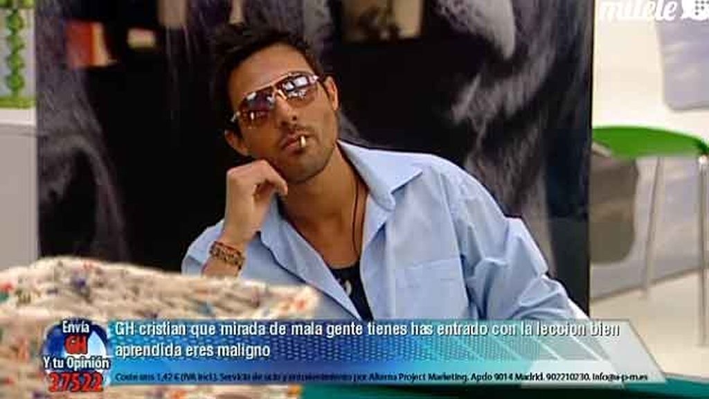 Con el palillo en la boca y mirada penetrante