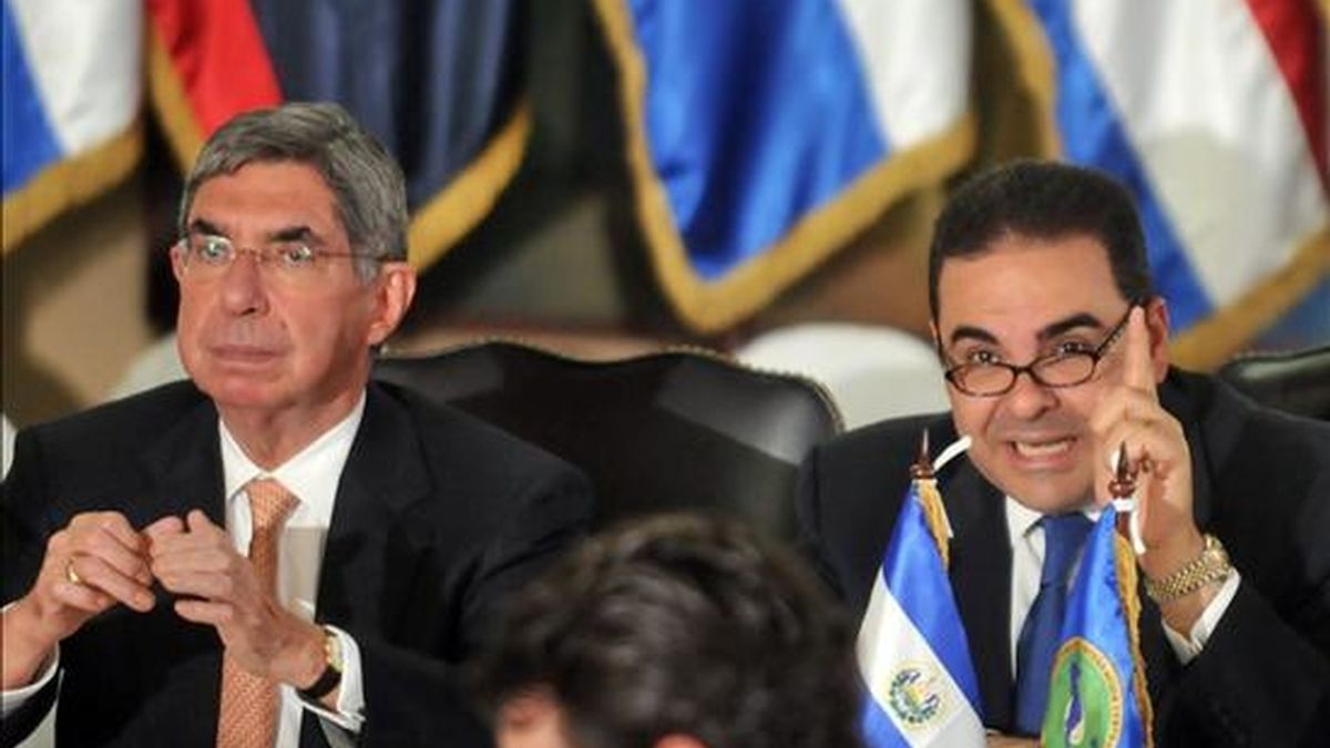 Imagen de los presidentes de Costa Rica Oscar Arias (i) y El Salvador, Elias Antonio Saca (d). EFE/Archivo