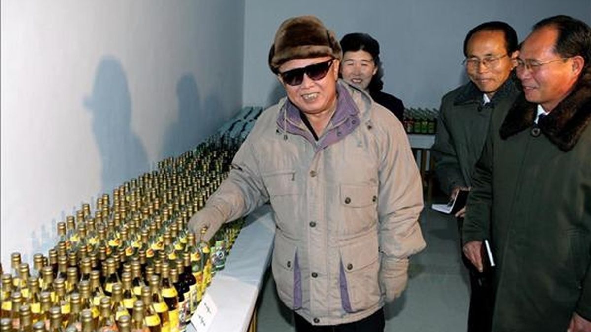 Fotografía sin fechar disponible el 18 de noviembre de 2010, del líder norcoreano Kim Jong-il (i) durante su visita a una fábrica en Changsong, en la provincia de Pyongan Norte (Corea del Norte). EFE/Archivo Fotografía sin fechar disponible el 18 de noviembre de 2010, del líder norcoreano Kim Jong-il (i) durante su visita a una fábrica en Changsong, en la provincia de Pyongan Norte (Corea del Norte). EFE/Archivo