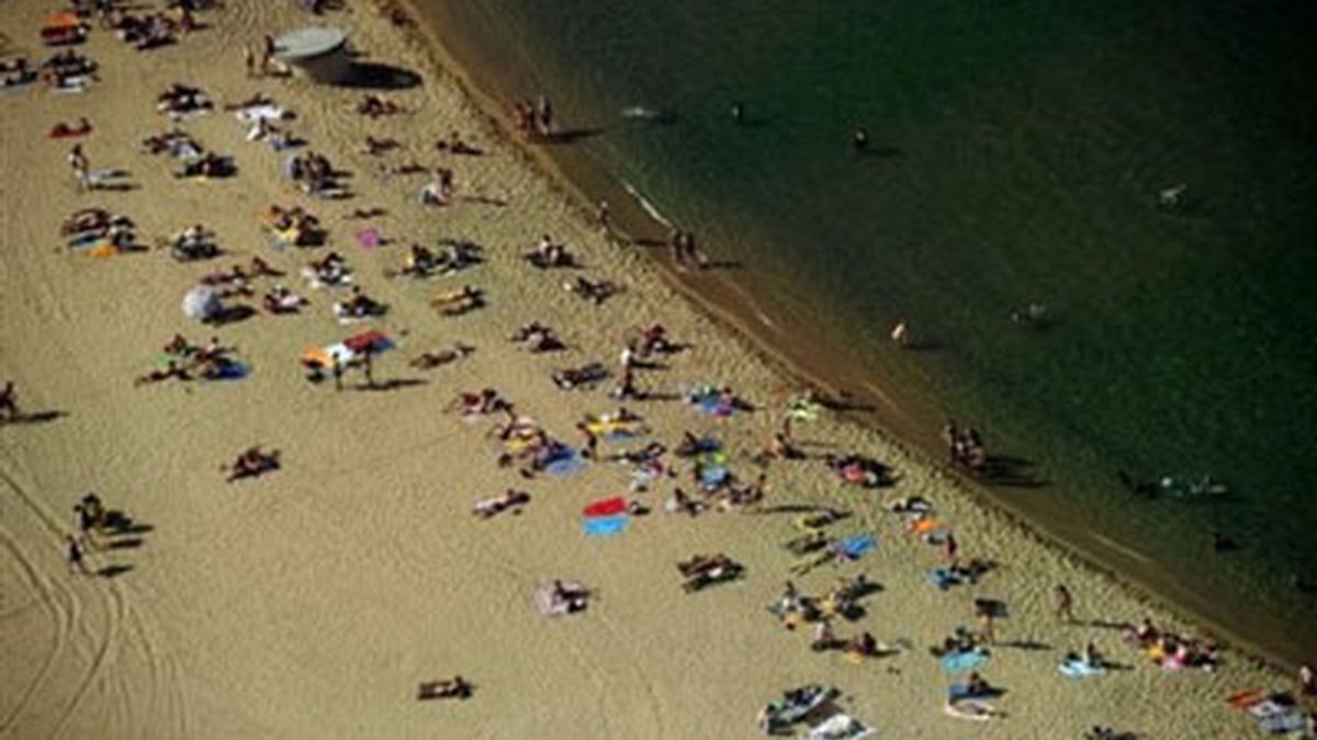 Una imagen aérea de la playa de la Barceloneta, en Barcelona. Foto: AP
