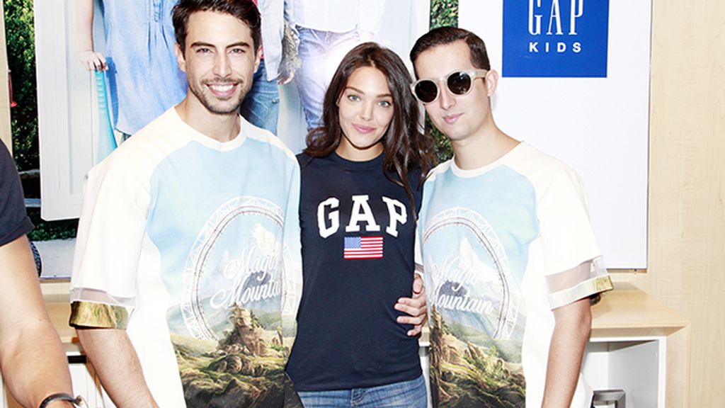 Un placer posar con Ana Rujas. Nuestras camisetas son de Ana Locking.