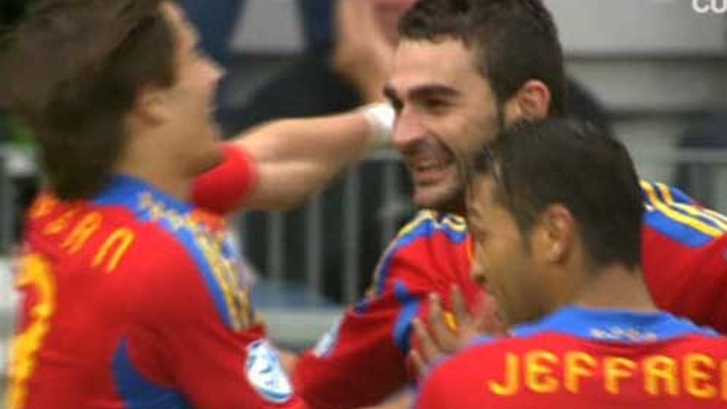 Adrián se abraza a Jeffren y Bojan, tras el gol