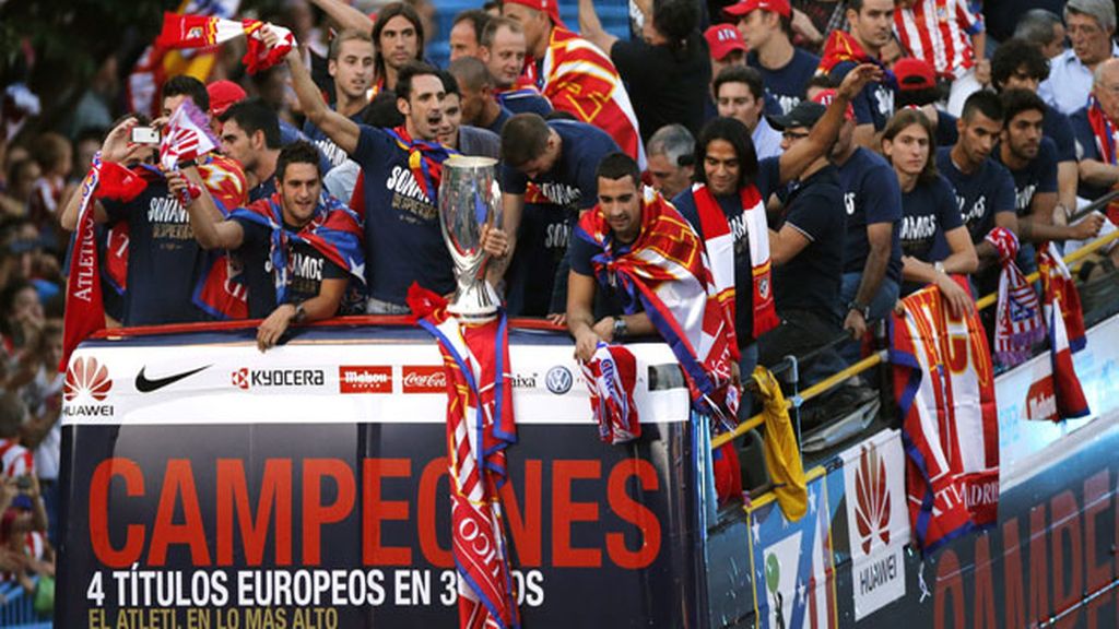 El Atlético de Madrid celebra la Supercopa con su afición