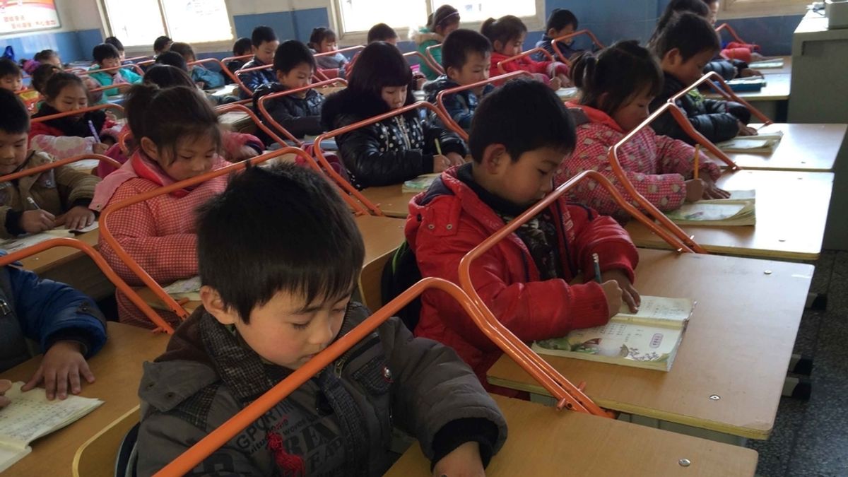 Barras de metal en los escritorios de un colegio chino
