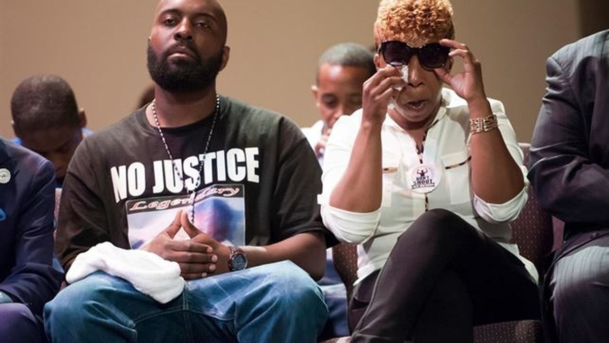 La madre de Michael Brown reclama el arresto del agente que disparó a su hijo