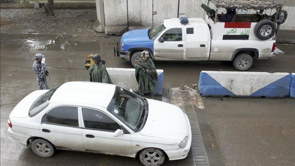 La policía iraquí revisa un vehículo en un punto de control en el centro de Bagdad, Irak. EFE/Archivo