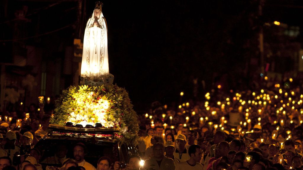 Miles de católicos en una procesión por la Virgen de Fátima en Brasil
