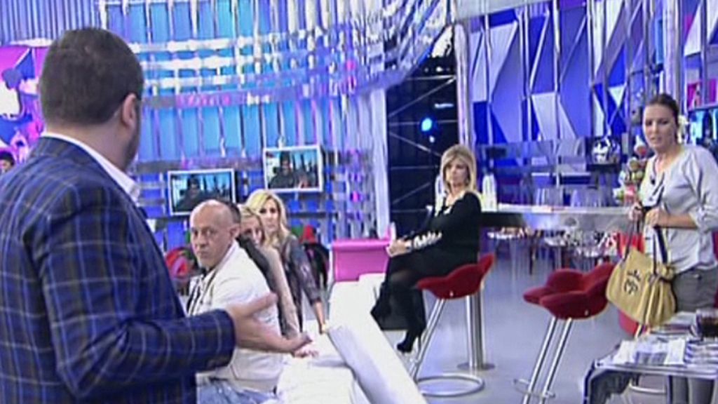 La colaboradora, nerviosa por la presencia de la policía