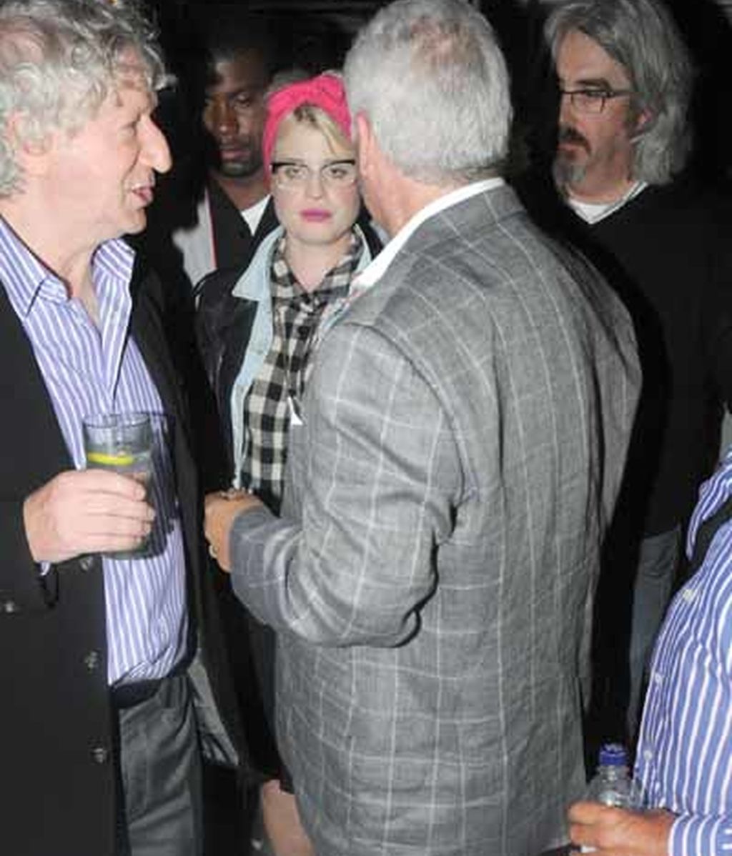 El padre de Amy, Mitch, junto a la cantante Kelly Osbourne