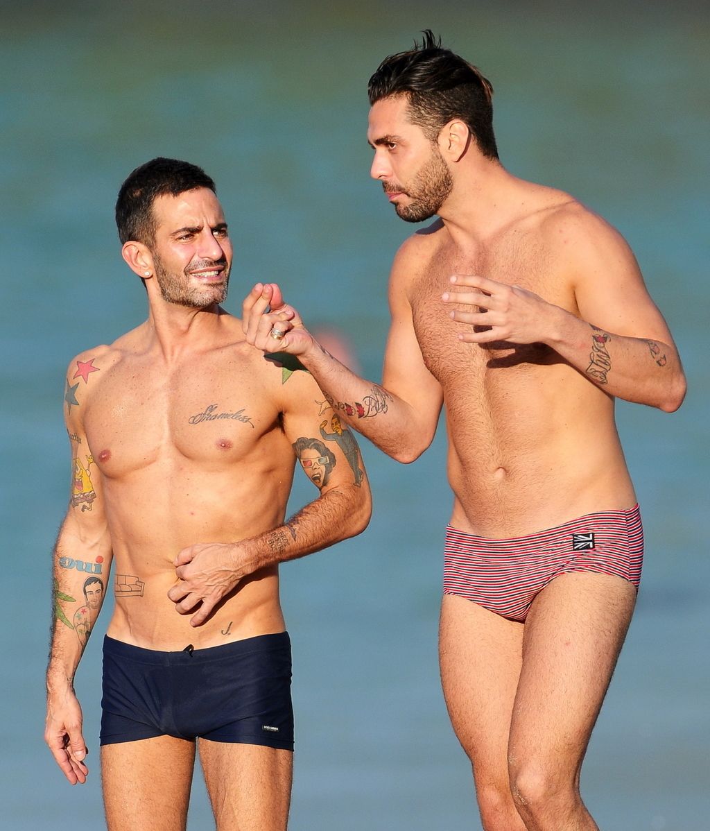 Dan la bienvenida al nuevo año al calor del sol