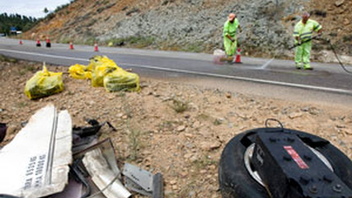 Trabajadores de carreteras limpian el lugar del accidente donde murió un hombre esta Semana Santa tras colisionar su vehículo con un camión frontalmente en el kilómetro 69,700 de la carretera A-433. Foto: EFE