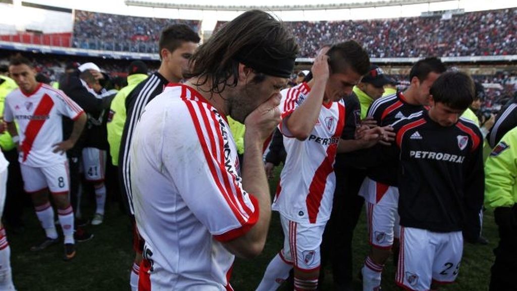 Gravísimos incidentes tras el descenso de River Plate a la 'B'