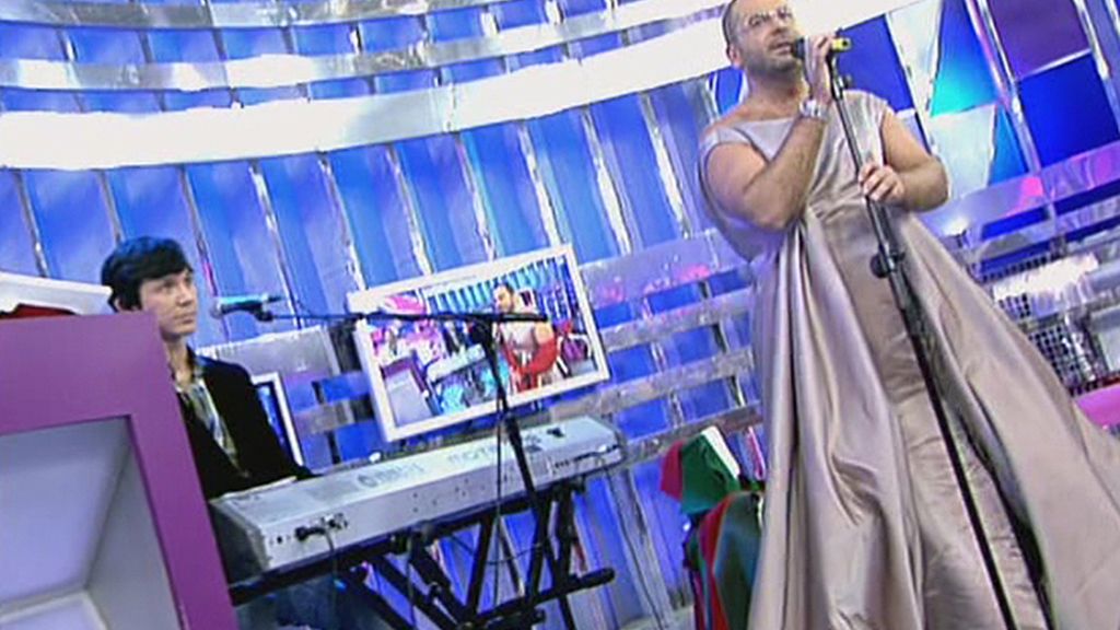 El presentador se enfunda el vestido de la tonadillera
