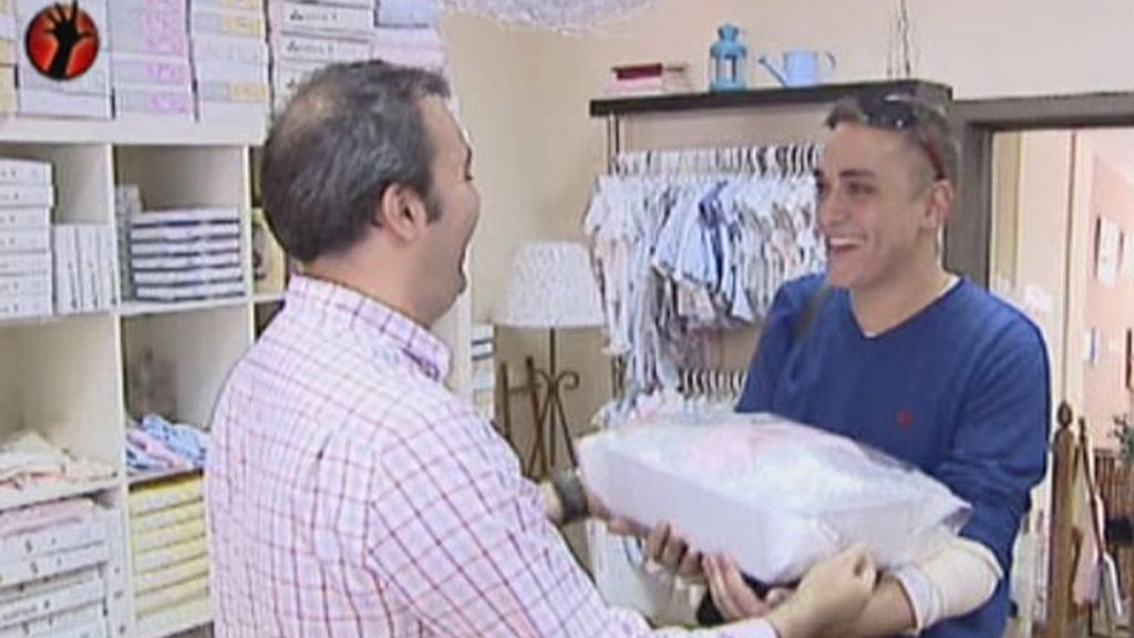 El marido de Chayo recibe el regalo de Kiko H.