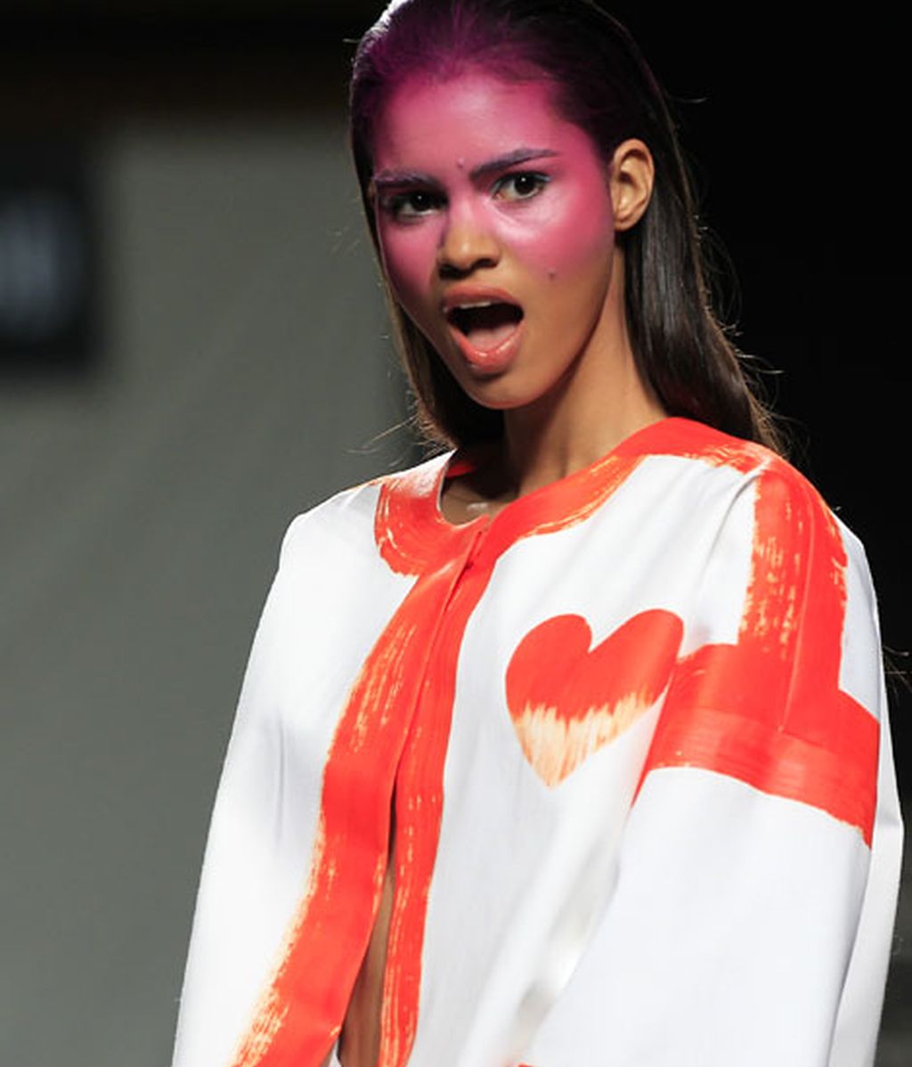 Ágata vuelve a jugar con el color