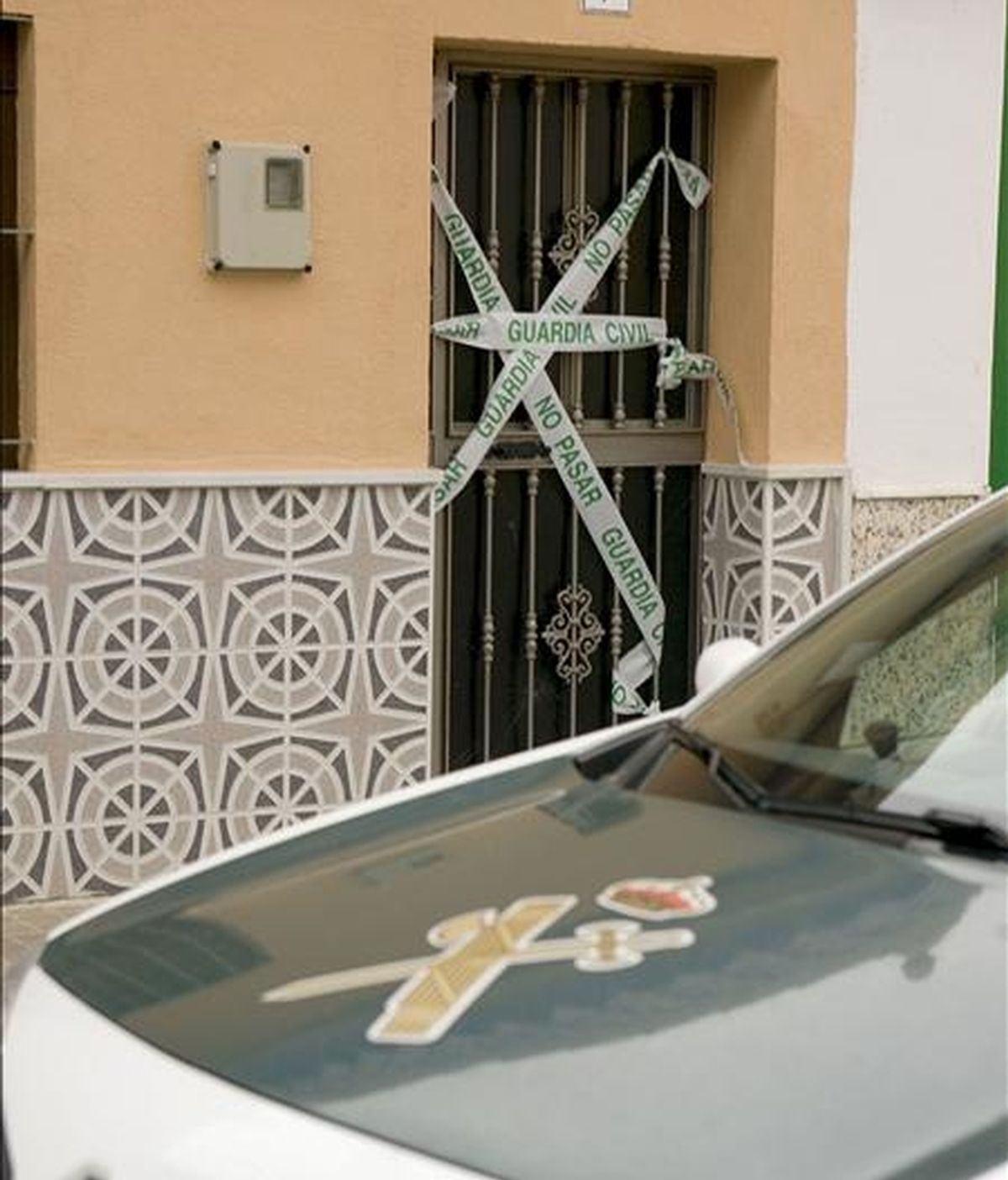 Imagen de un coche de la Guardia Civil frente a una vivienda en la que se produjo otro suceso de violencia. EFE/Archivo