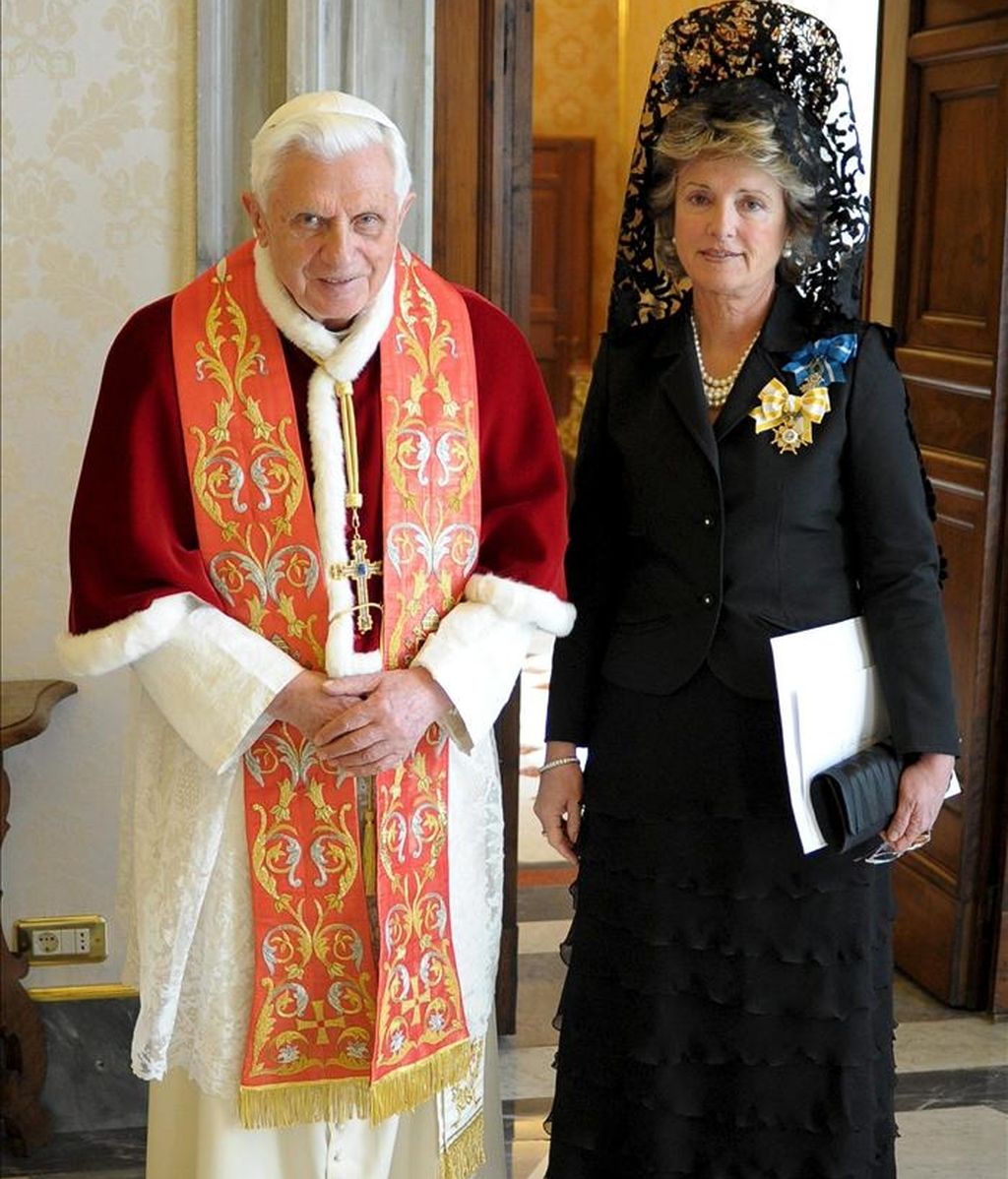 Fotografía cedida por el diario Osservatore Romano que muestra a la nueva embajadora de España ante la Santa Sede, María Jesús Figa López Palop (d), quien presentó su cartas credenciales ante el papa Benedicto XVI, hoy sábado 16 de abril de 2011 en Ciudad del Vaticano. EFE
