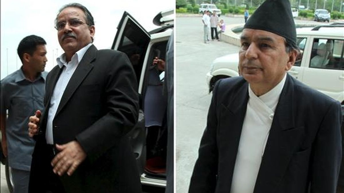 Combo fotográfico que muestra al vicepresidente del Partido del Congreso nepalí (NC), Ram Chandra Poudel (d), y al presidente del Partido Maoísta, Pushpa Kamal Dahal (alias "Prachanda"), a su llegada al Parlamento para asistir a la segunda ronda de votación para elegir nuevo primer ministro, en Katmandú (Nepal).