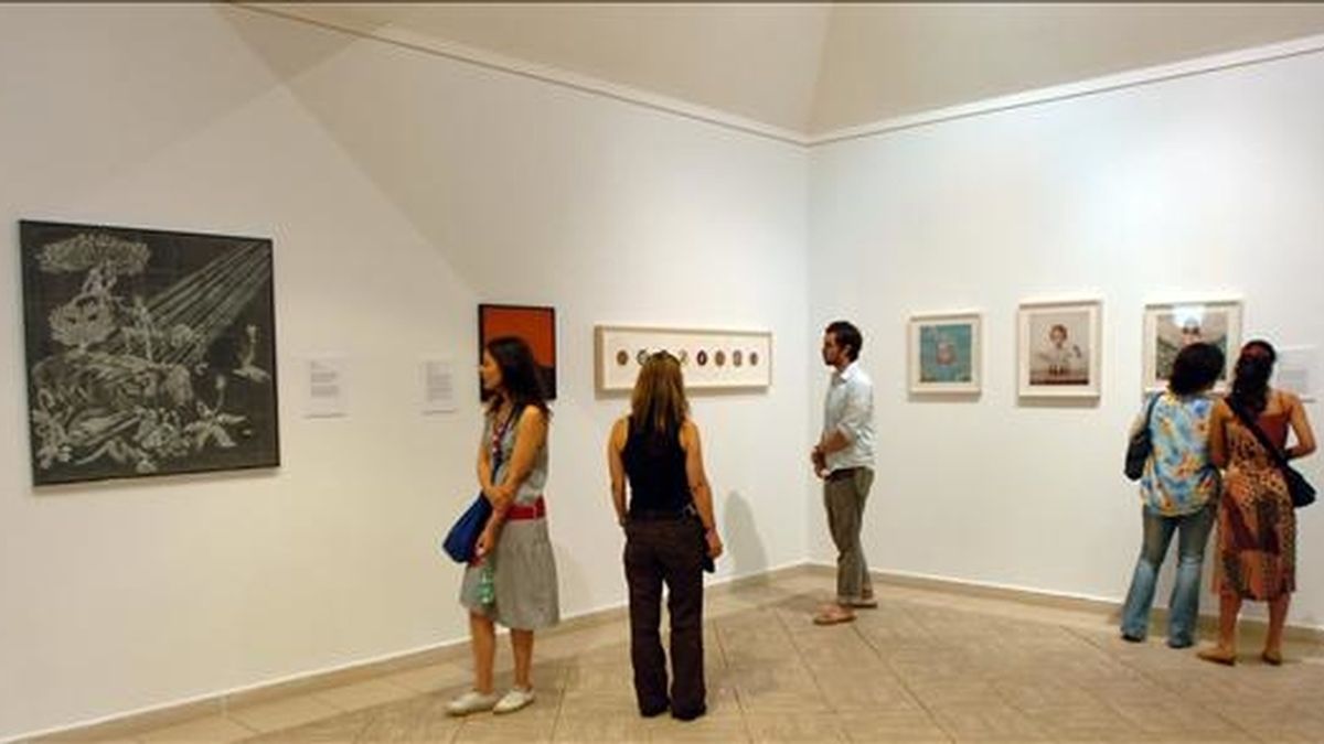 Varias personas observan diferentes obras de la exposición "Chelsea visita La Habana", que se encuentra exhibida en el Museo Nacional de Bellas Artes, como parte de la Décima Bienal de Arte de La Habana (Cuba). EFE