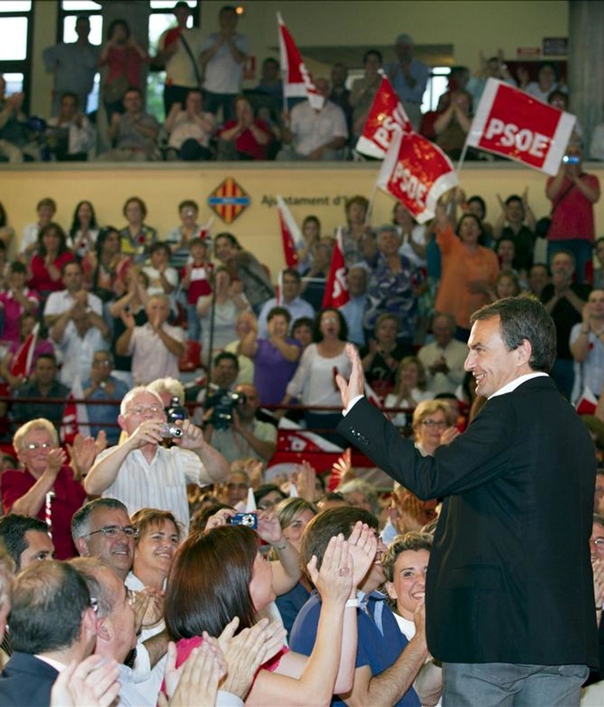 El presidente del Gobierno, José Luis Rodríguez Zapatero, saluda a los asistentes al acto electoral que los socialistas celebraron ayer en la localidad mallorquina de Inca. EFE