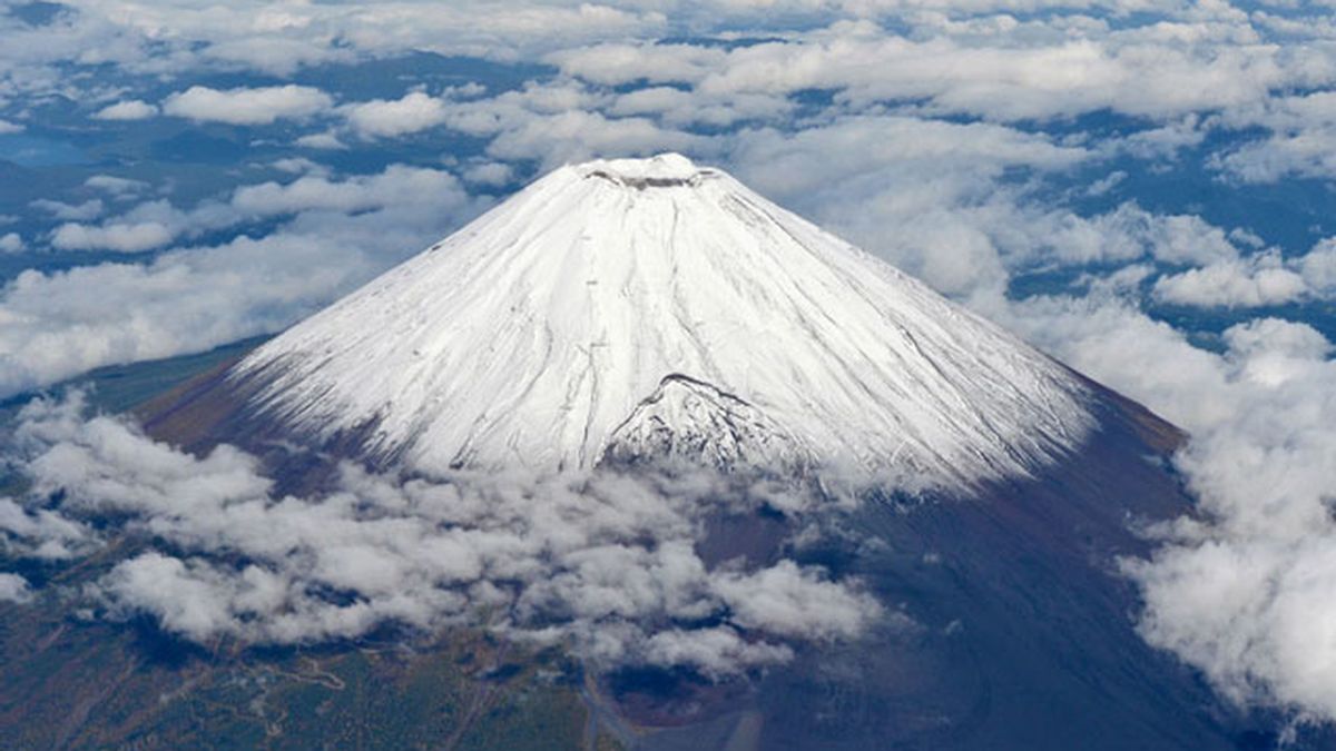 El Monte Fuji cubierto por el manto blanco de nieve