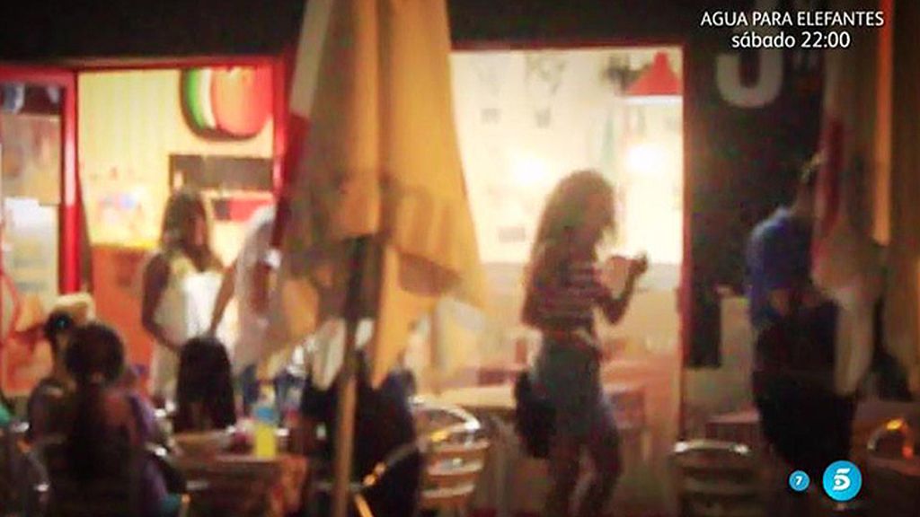 La hija de Isabel Pantoja, en silencio, disfruta con sus amigos de una cena