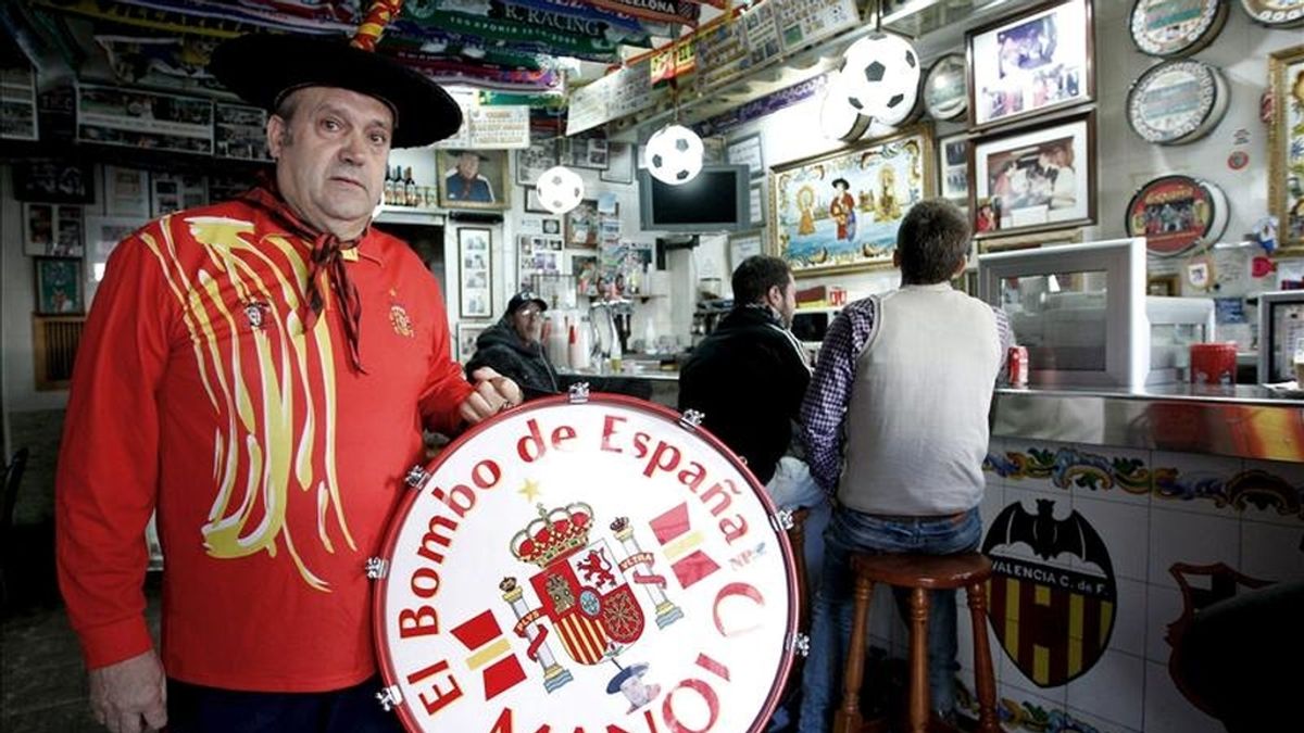 Manuel Cáceres, conocido como Manolo "el del bombo", posa en el bar que regenta desde hace 21 años en Valencia y que cerrará este año por la pérdida de clientes debido a la ley antitabaco y a la prohibición del Ayuntamiento de la ciudad de orientar las pantallas de televisión hacia la vía pública. EFE