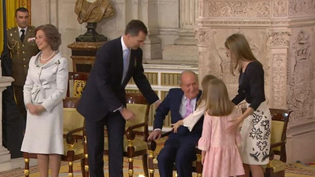 El saludo de las nietas a Juan Carlos I
