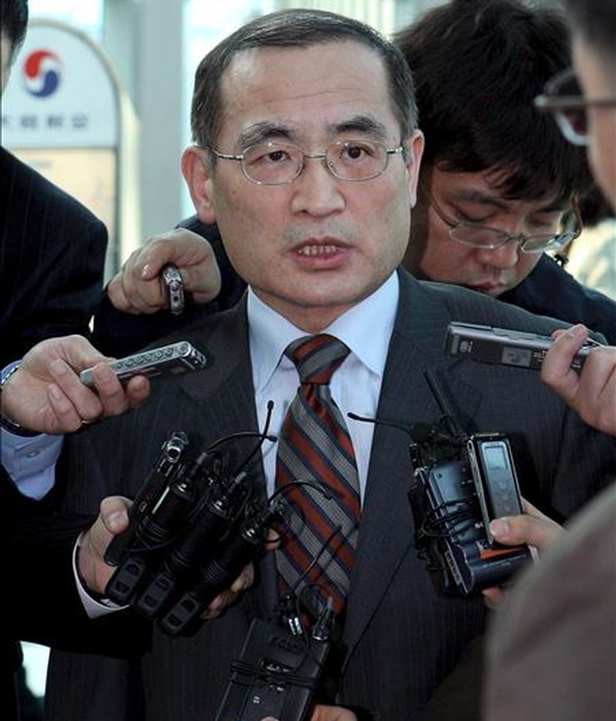 El delegado nuclear surcoreano, Wi Sung-lac, habla con los medios en el aeropuerto de incheon, al oeste de Seúl (Corea del Sur), a su llegada de Washington, el 1 de abril de 2009. EFE