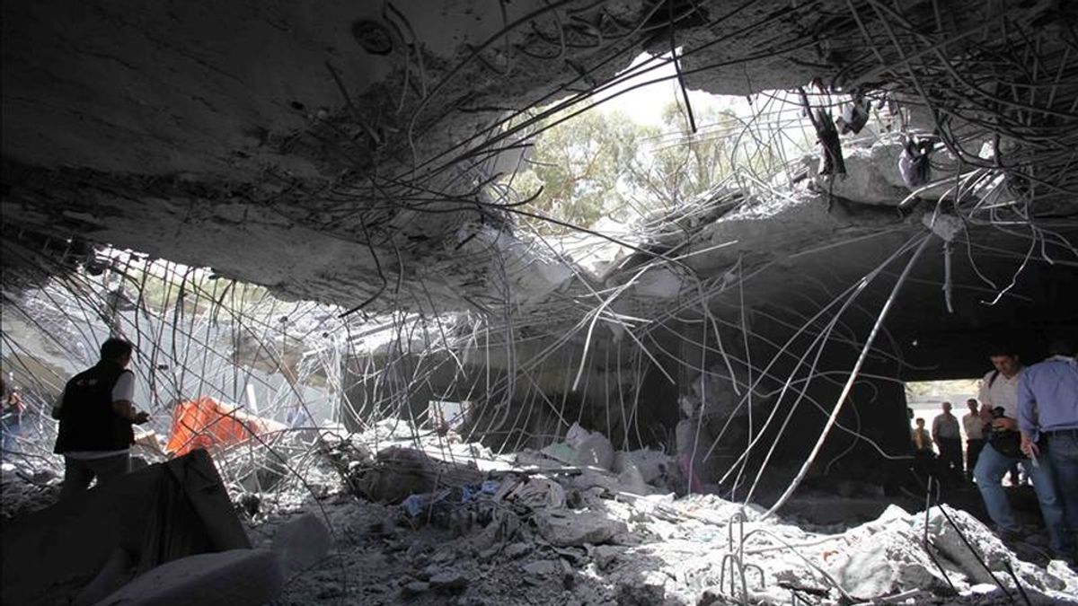 Escombros de la casa del líder libio, Muamar el Gadafi, un día después de que fuera alcanzada durante un bombardeo, en Trípoli (Libia), el pasado 1 de mayo de 2011. EFE/Archivo