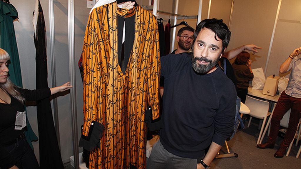 Juanjo Oliva nos enseñó su pieza favorita de su nueva colección momentos antes de presentarla al público