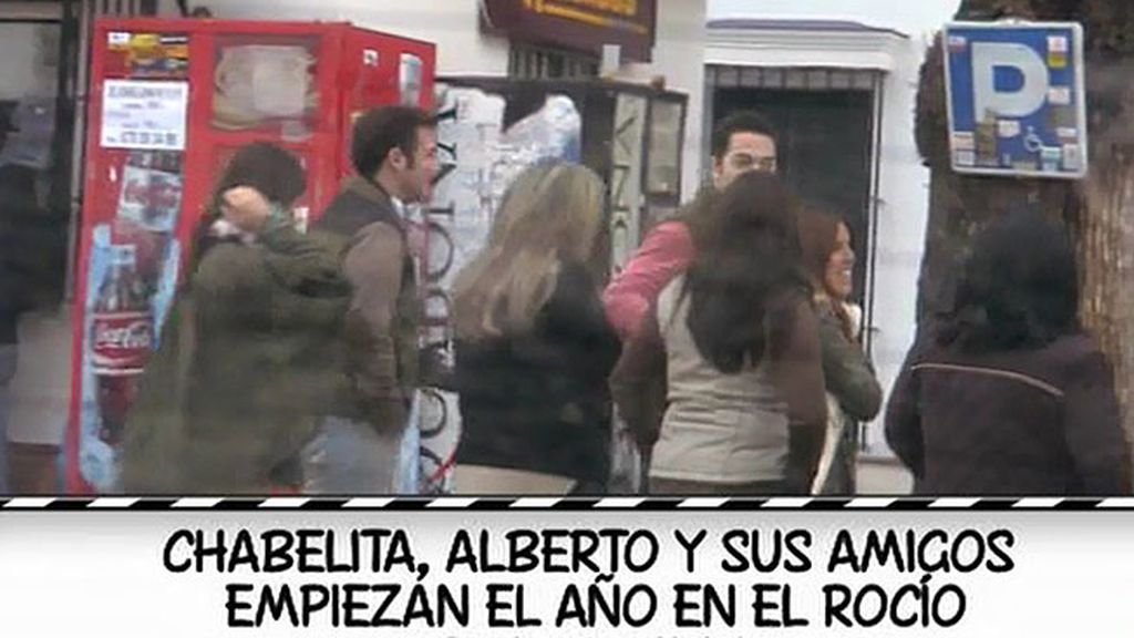 La pareja, sonriente  y cómplice junto a unos amigos