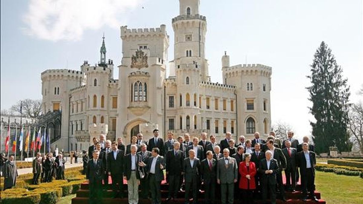 Foto de familia de la reunión informal de ministros de Asuntos Exteriores de la Unión Europea que se celebra en Hluboka nad Vltavou, República Checa. EFE