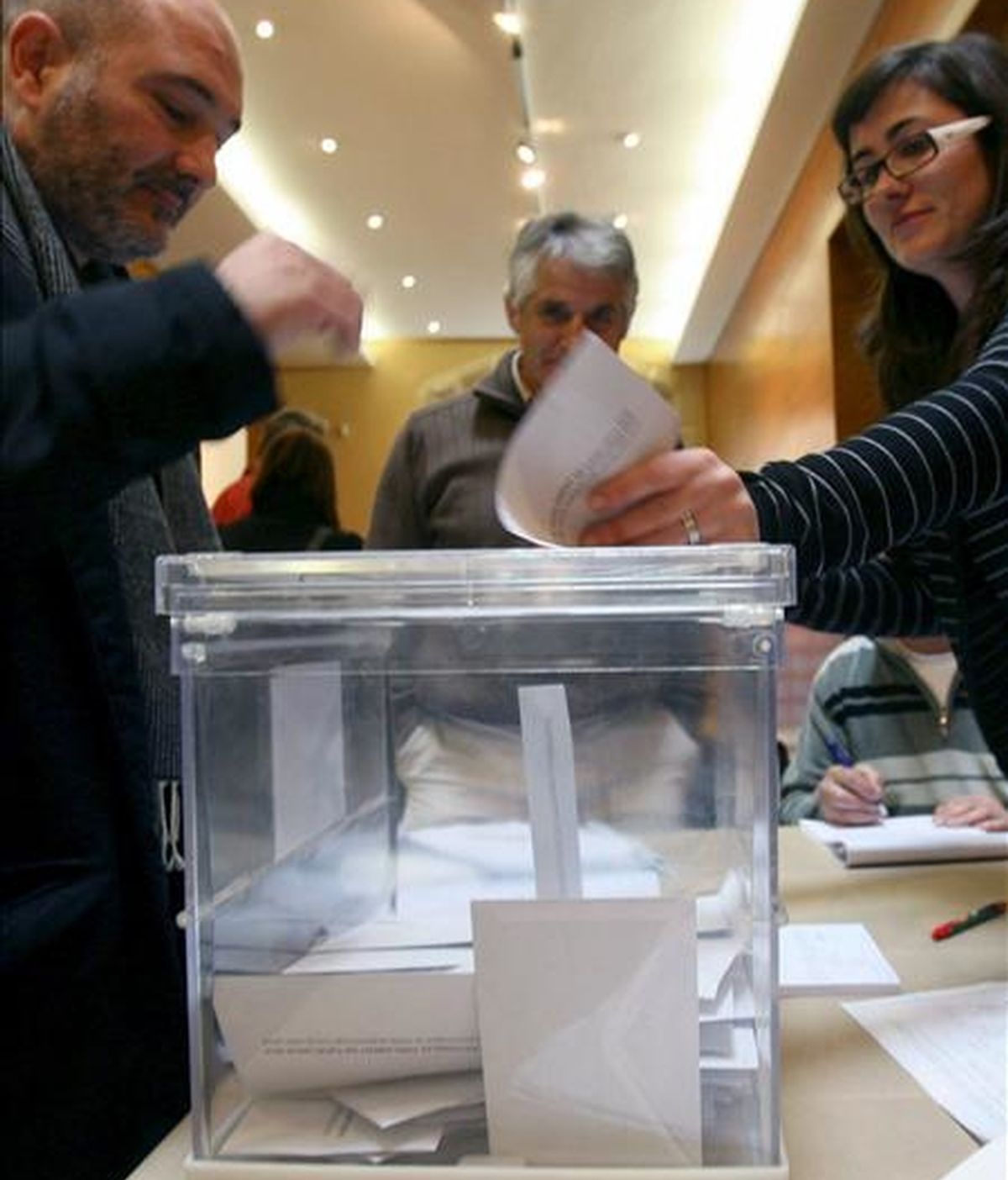 Un votante en un colegio electoral de Tarragona hoy durante las elecciones al Parlamento catalán. EFE