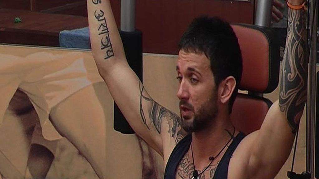 Los dos concursantes se ponen en forma en el gimnasio