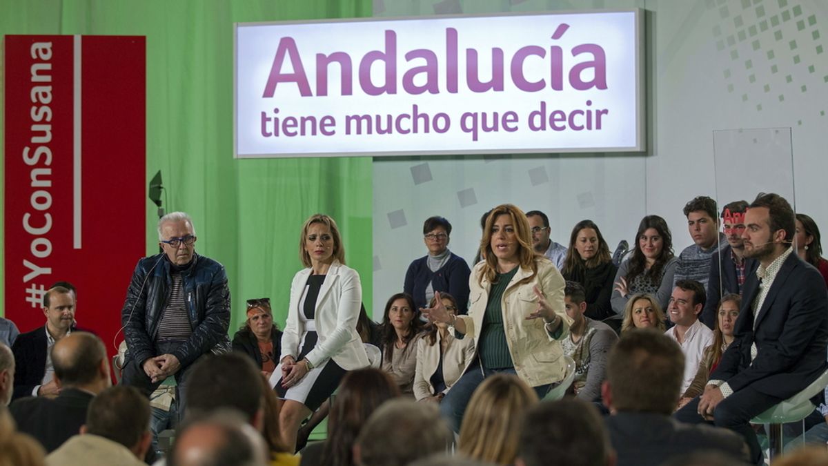 La candidata socialista a la Presidencia de la Junta, Susana Díaz (2d), junto al consejero de Economía, Innovación, Ciencia y Empleo, José Sánchez Maldonado (i)