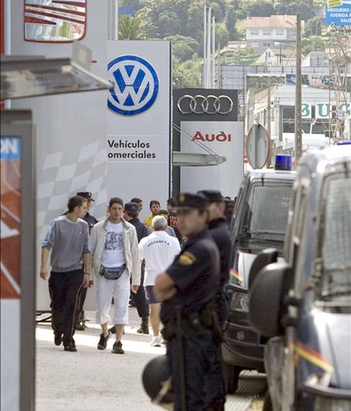 Agentes de la Policía Nacional a las puertas de varios concesionarios de vehículos de Vigo donde hoy se han manifestado los trabajadores del metal, en su novena jornada de paro, para impedir el acceso de los clientes a los concesionarios. EFE