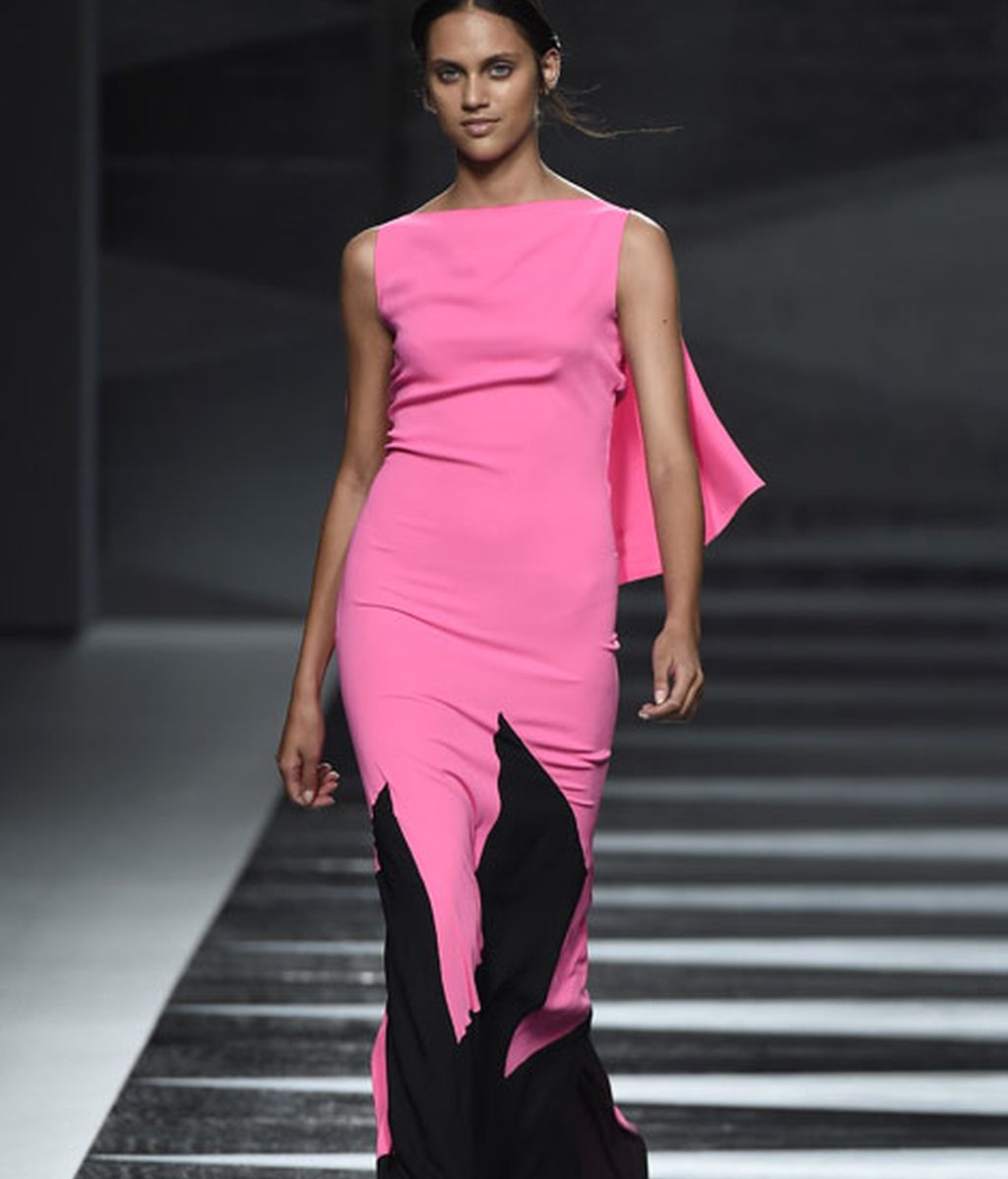 Elegantes y sorprendentes geometrías de color en el desfile de Juanjo Oliva