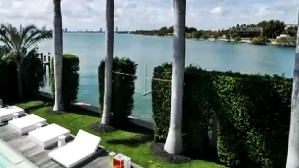 La casa tiene 800 metros cuadrados, embarcadero y piscina