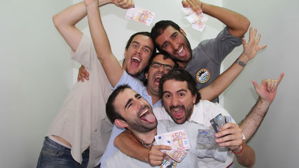 Los Trotamundos con su dinero en el fotomatón de DUP