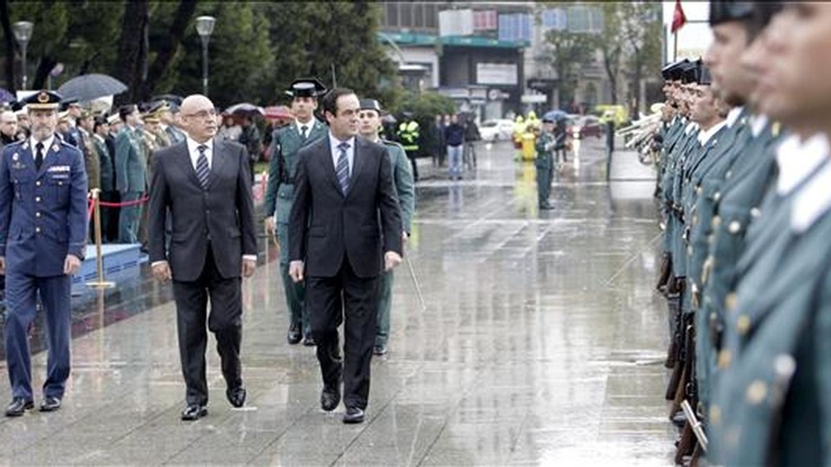 Los presidentes del Congreso, José Bono (d), y del Senado, Javier Rojo (c), y el jefe del Estado Mayor de la Defensa (JEMAD), el general José Julio Rodríguez, pasan revista a las tropas durante el acto solemne de izado de la bandera nacional, con motivo del Día de la Constitución, celebrado hoy en Madrid. EFE