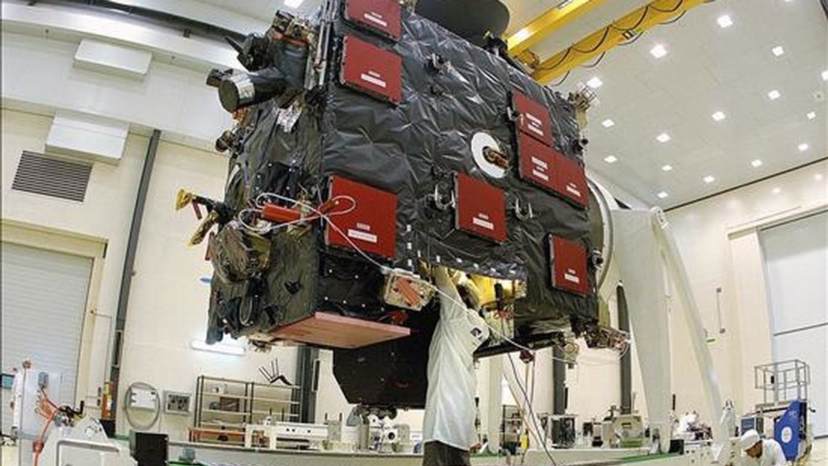En la foto de archivo preparativos de la sonda espacial Rosetta en el Centro Espacial Europeo de Kourou (Guyana francesa). EFE/Archivo