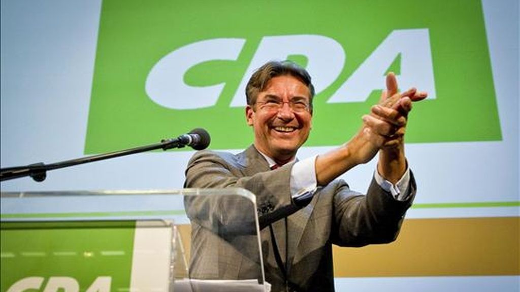 El líder de los democristianos holandeses (CDA), Maxime Verhagen, sonríe después de que la mayoría de los militantes aprobaran la creación de un Gobierno en minoría de coalición con los liberales del VVD y el apoyo del Partido para la Libertad de Geert Wilders. EFE El líder de los democristianos holandeses (CDA), Maxime Verhagen, sonríe después de que la mayoría de los militantes aprobaran la creación de un Gobierno en minoría de coalición con los liberales del VVD y el apoyo del Partido para la Libertad de Geert Wilders. EFE