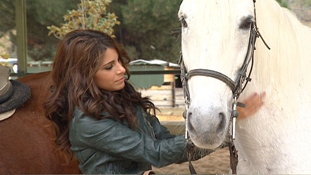 Marina se conforma con un besito en la nariz