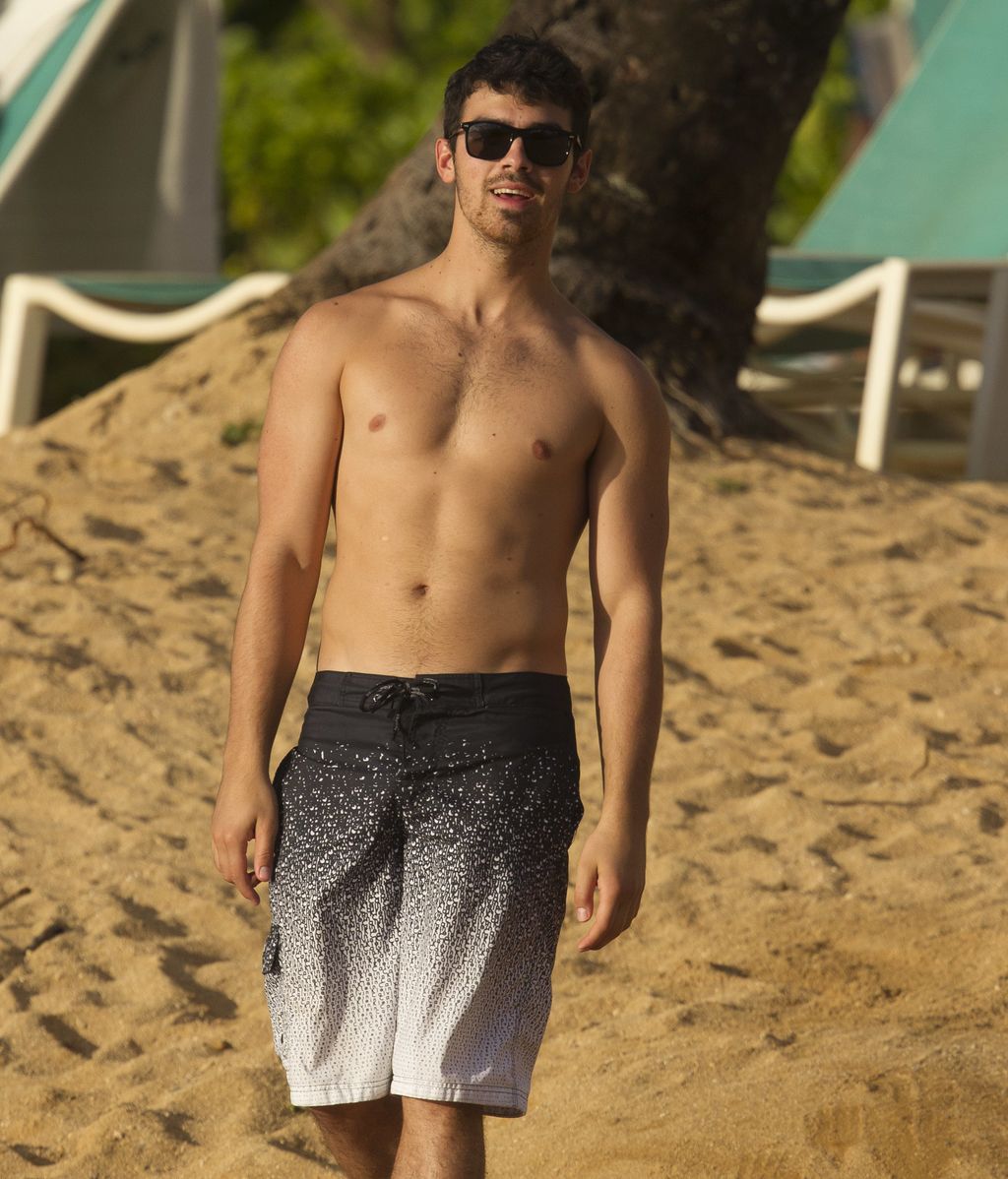 Dan la bienvenida al nuevo año al calor del sol