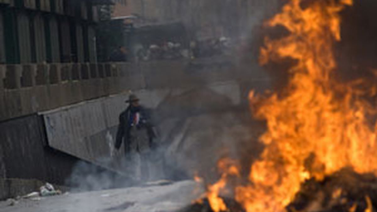 Un hombre camino a travé de una barricada. Foto: Reuters