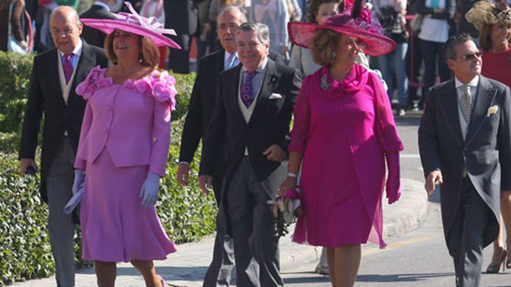 Pamelas y trajes fucsia