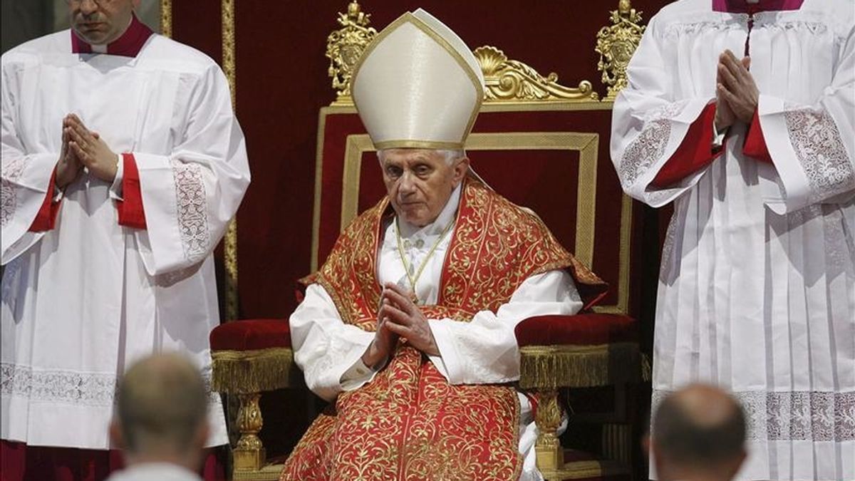El papa Benedicto XVI reza mientras celebra la Pasión de Cristo durante el Viernes Santo, en la basílica de San Pedro, en el Vaticano. EFE
