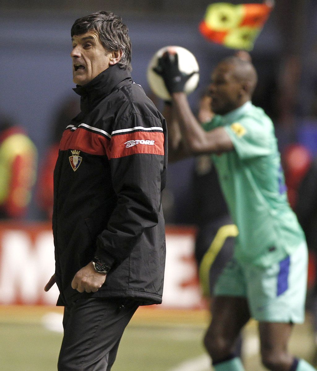 El entrenador de Osasuna, José Luis Mendilibar, dirige desde la banda a sus jugadores El entrenador de Osasuna, José Luis Mendilibar, dirige desde la banda a sus jugadores